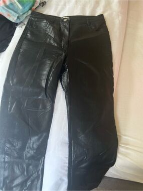 Aritzia Melina Pant - Size 8. Worn less than 5 times